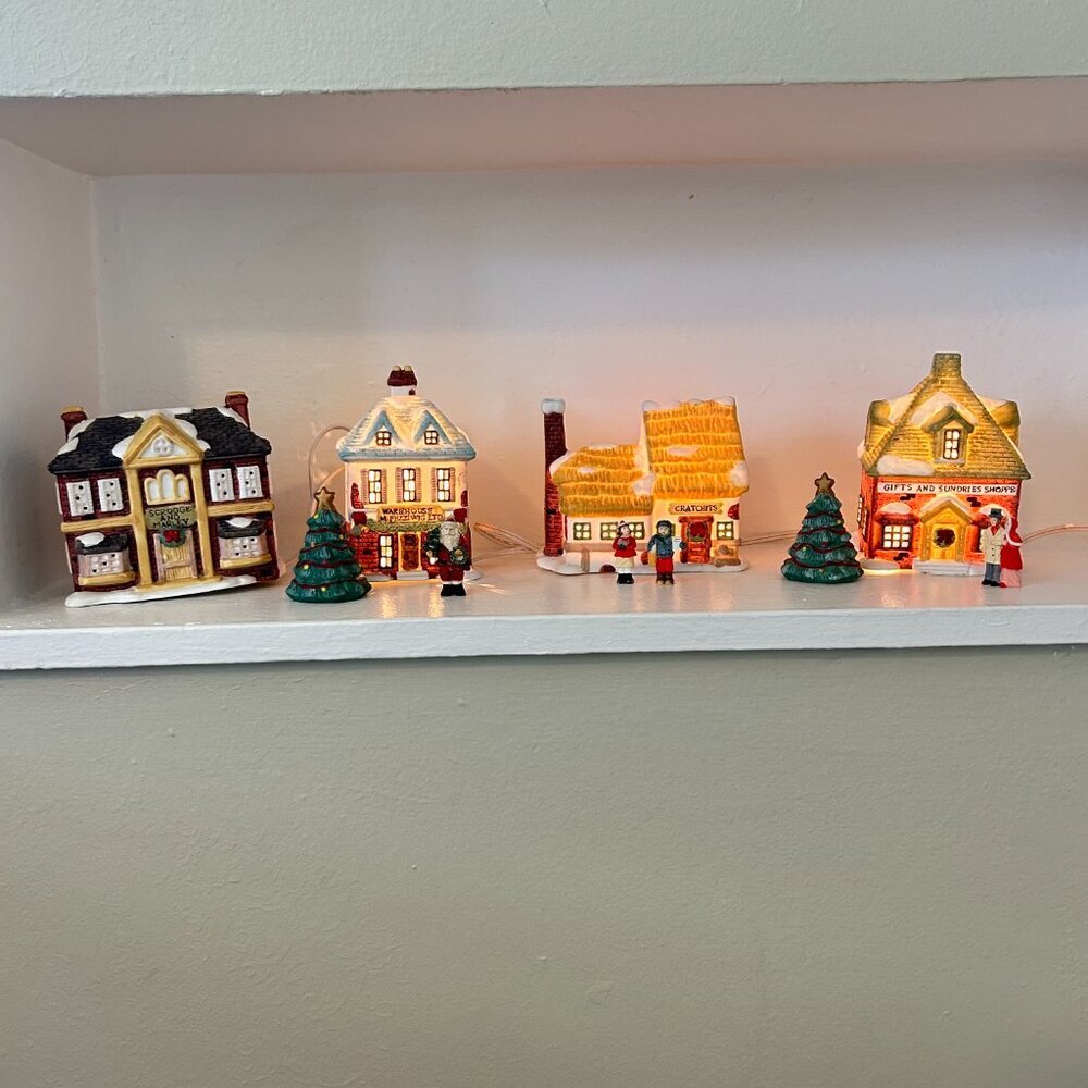 Seymour Mann A Christmas Carol Village Scrooge Fezziwig Cratchits Ceramic Light - Picture 9 of 9